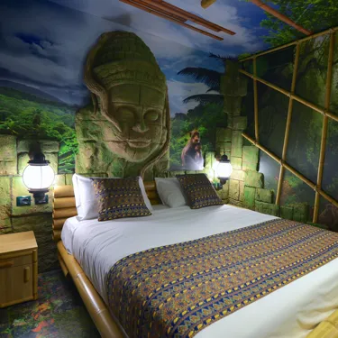 JUNGLE ADVENTURE - La camera dispone di un letto matrimoniale e due letti singoli in due zone separate. Inoltre è disponibile un divano letto supplementare per bambini fino a massimo 7 anni. Bagno con Doccia – 2 TV LCD – WI-FI