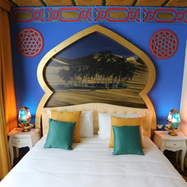 ARABIAN ADVENTURE SUPERIOR - La camera dispone di un letto matrimoniale, due letti singoli in due zone separate ed un ampio terrazzo con arredo esterno. Inoltre è disponibile un divano letto supplementare per bambini fino a massimo 7 anni. Bagno con Doccia – 2 TV LCD – WI-FI.