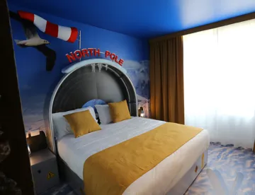 ARCTIC ADVENTURE - La camera dispone di un letto matrimoniale e due letti singoli in due zone separate. Inoltre è disponibile un divano letto supplementare per bambini fino a massimo 7 anni. Bagno con Doccia – 2 TV LCD – WI-FI