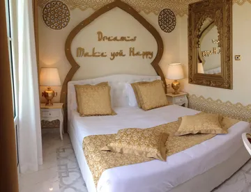 ARABIAN ADVENTURE JUNIOR SUITE - Tutte le junior suite Arabian Adventure superior sono dotate di un letto matrimoniale, due letti singoliin due aree separate, un generoso salotto ed un ampio terrazzo con arredo esterno. Ampia zona giorno con terrazza abitabile. Bagno con Doccia – 2 TV LCD – WI-FI