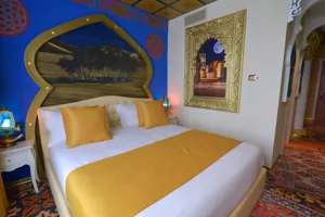 ARABIAN ADVENTURE - La camera dispone di un letto matrimoniale e due letti singoli in due zone separate. Inoltre è disponibile un divano letto supplementare per bambini fino a massimo 7 anni. Bagno con Doccia – 2 TV LCD – WI-FI