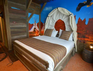 WILD WEST ADVENTURE - La camera dispone di un letto matrimoniale e due letti singoli in due zone separate. Inoltre è disponibile un divano letto supplementare per bambini fino a massimo 7 anni. Bagno con Doccia – 2 TV LCD – WI-FI